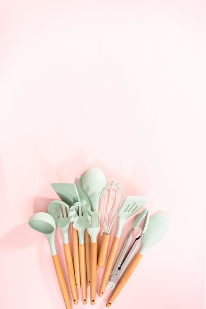Set echipamente de bucătărie pe fundal pastel